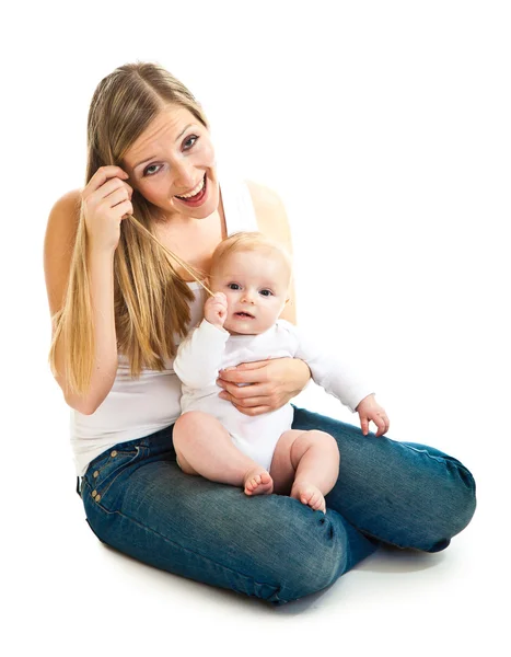 Matka dává vitamíny kojenecké dívkou izolovaných na bílém — Stock fotografie