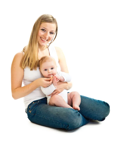 Mamma ger vitaminer till spädbarn flicka isolerad på vit — Stockfoto