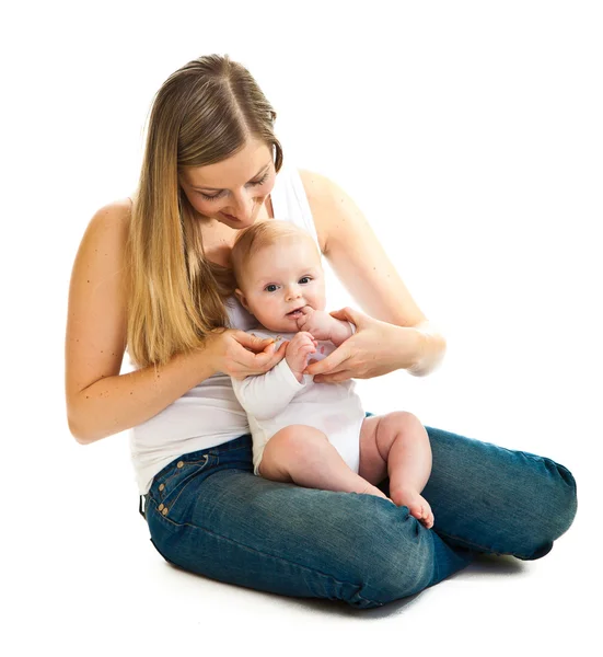 Moeder vitaminen geven baby meisje geïsoleerd op wit — Stockfoto