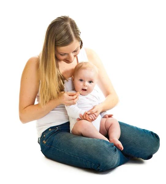 Anne bebek kız üzerinde beyaz izole vitamin verilmesi — Stok fotoğraf