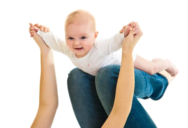 Matka s šťastný a roztomilé kojenecká holčička izolované na bílém — Stock fotografie