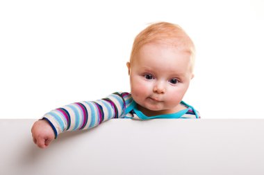 Beyaz tahta arkasında izole beaufiful beyaz bebek bebek