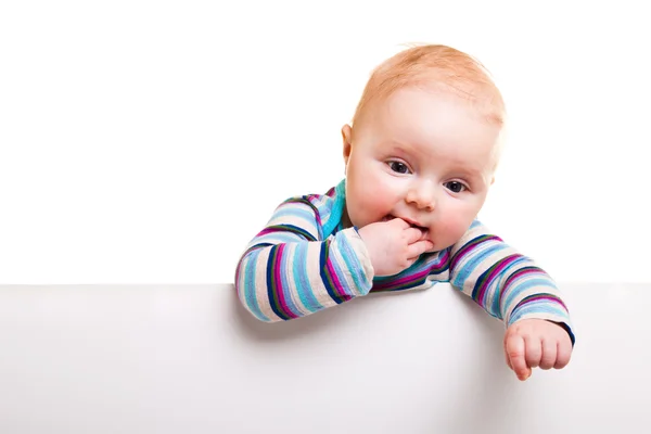 Bebê caucasiano isolado atrás do quadro branco — Fotografia de Stock