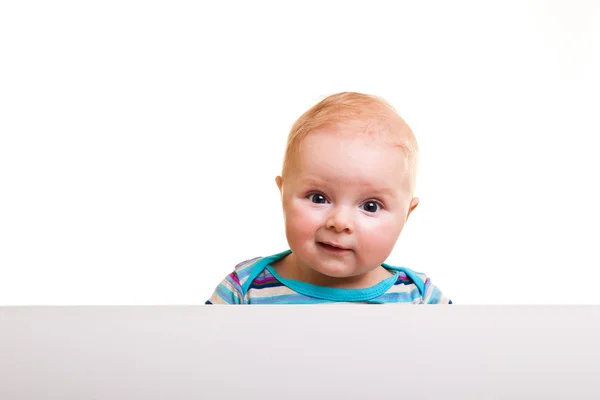 Bebê caucasiano isolado atrás do quadro branco — Fotografia de Stock