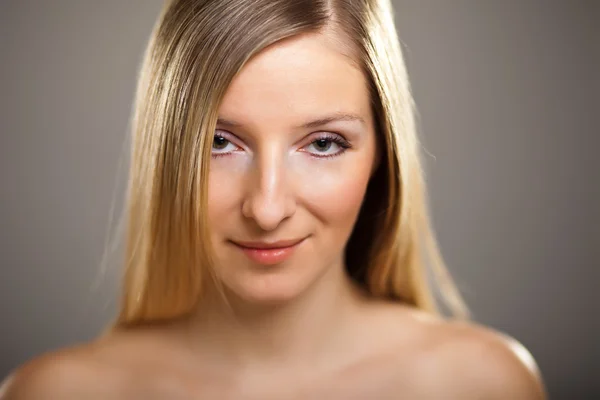 Skönhet skott av kaukasiska blond grunt dof — Stockfoto