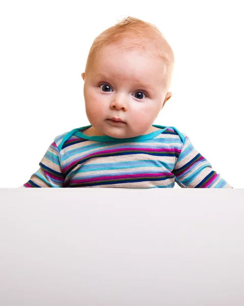Bebê caucasiano isolado atrás do quadro branco — Fotografia de Stock