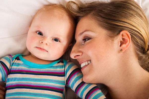 Moeder met gelukkig en schattige baby babymeisje — Stockfoto