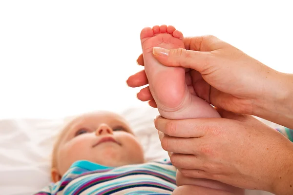 Масаж ніг немовляти — стокове фото