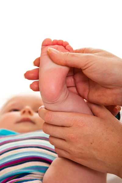 Массаж ступней младенца — стоковое фото