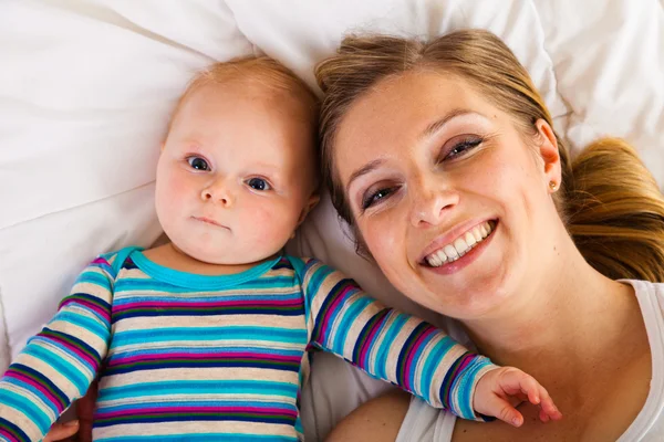 Moeder met gelukkig en schattige baby babymeisje — Stockfoto