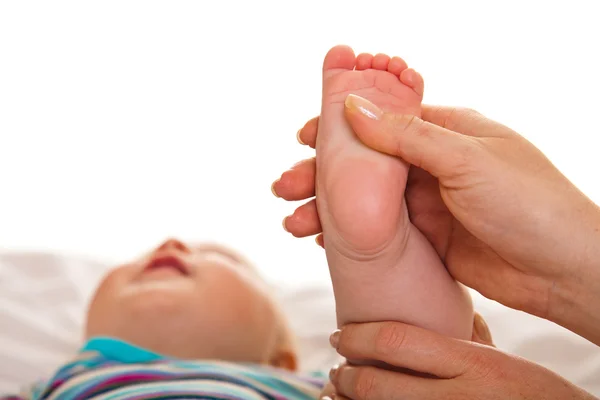 Fötter massage av nyfödda barn — Stockfoto