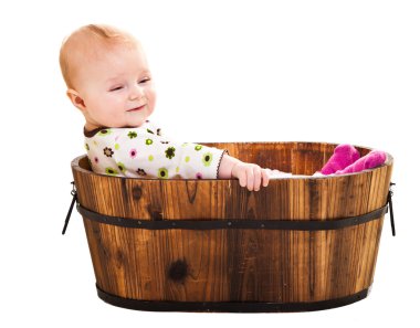 tahta kova içinde oturan sevimli bebek kız