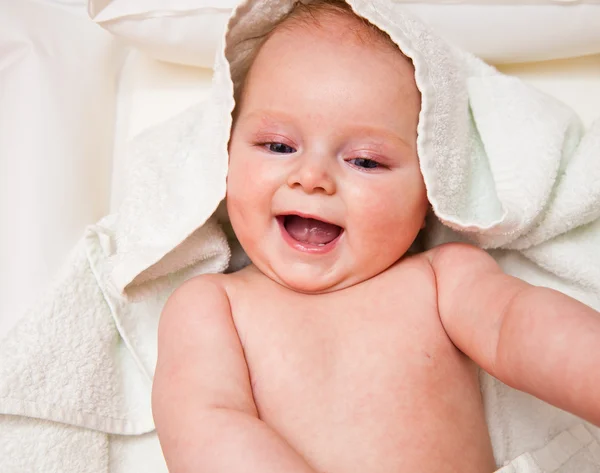 Ładny dziewczyna niemowląt szczęśliwy w biały ręcznik — Zdjęcie stockowe