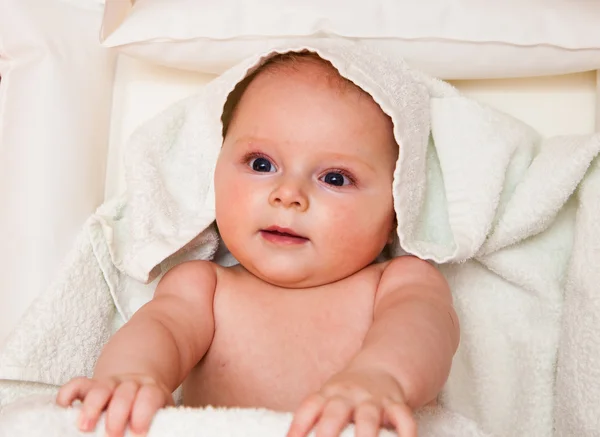 Niedliche Säugling Mädchen glücklich in weißen Handtuch — Stockfoto