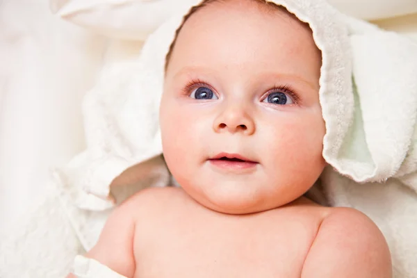 Menina infantil bonito feliz em toalha branca — Fotografia de Stock
