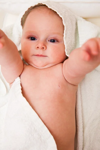 Schattige baby meisje gelukkig in witte handdoek — Stockfoto
