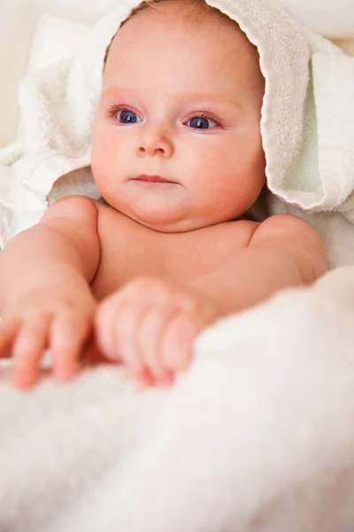 可爱的婴儿女孩快乐的白毛巾 — 图库照片