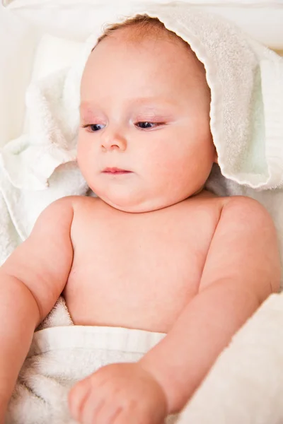Linda niña feliz en toalla blanca —  Fotos de Stock