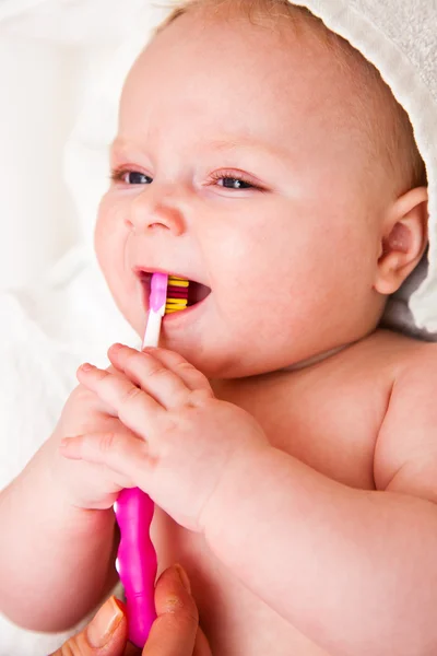 Spädbarn med tandborste — Stockfoto