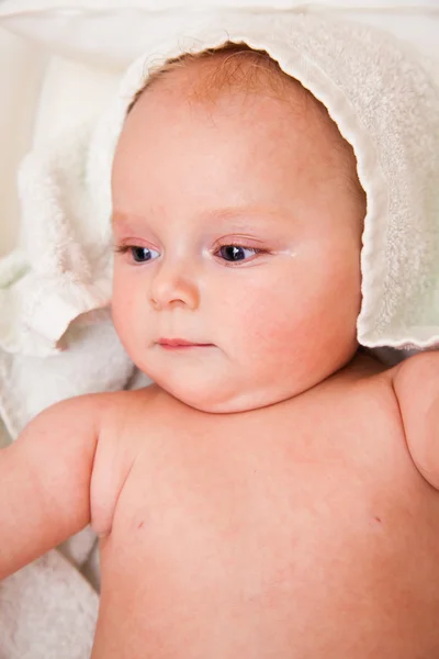 Söt spädbarn flicka glad i vit handduk — Stockfoto