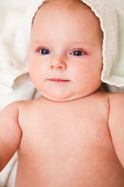 Sevimli bebek kız beyaz havlu mutlu — Stok fotoğraf