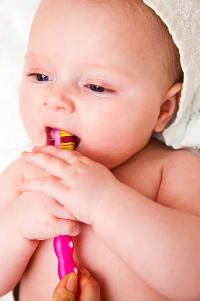 Bebé con cepillo de dientes — Foto de Stock