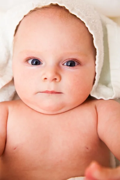 Niedliche Säugling Mädchen glücklich in weißen Handtuch — Stockfoto