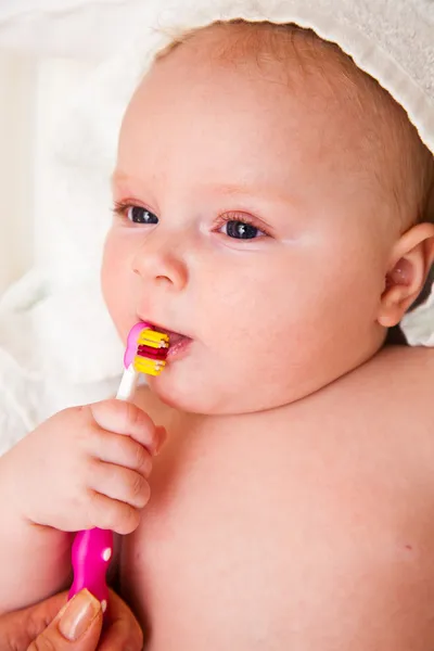Малюкової з зубна щітка — стокове фото