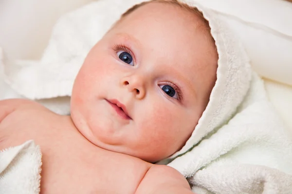 Söt spädbarn flicka glad i vit handduk — Stockfoto