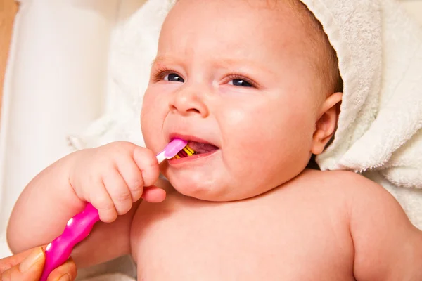 Spädbarn med tandborste — Stockfoto