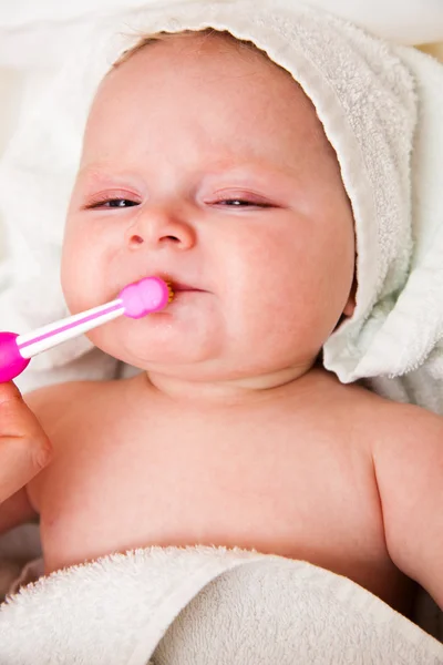 Младенец с зубной щеткой — стоковое фото
