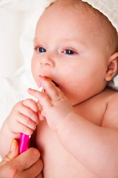 Bebé con cepillo de dientes — Foto de Stock