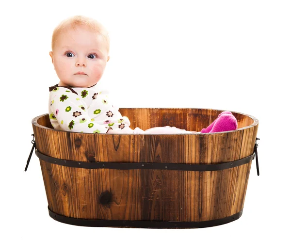 木製のバケツに座ってかわいい乳児の女の子 — ストック写真