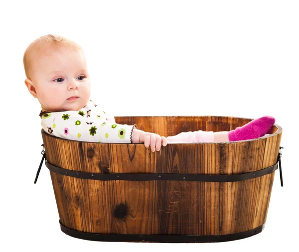 Słodkie niemowląt dziewczyna siedzi w drewniane wiaderko — Zdjęcie stockowe
