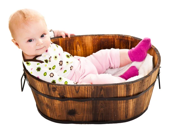Niedliche Säugling Mädchen sitzt in Holzeimer — Stockfoto