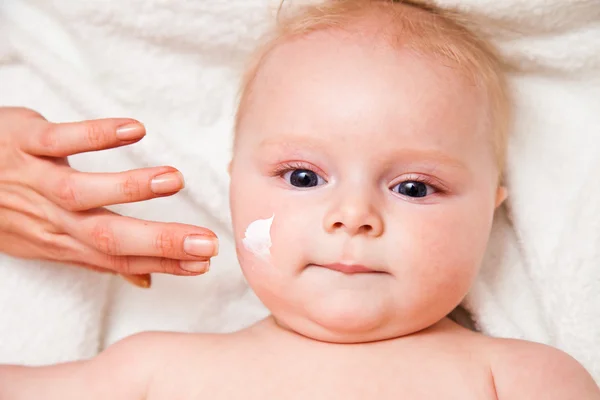 Matka creaming twarz cute dziewczyna dla niemowląt — Zdjęcie stockowe