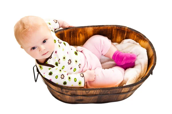 Carino neonato ragazza seduta in secchio di legno — Foto Stock