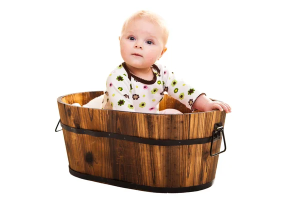 Mignon bébé fille assis dans un seau en bois — Photo