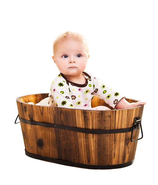 Linda niña sentada en cubo de madera —  Fotos de Stock