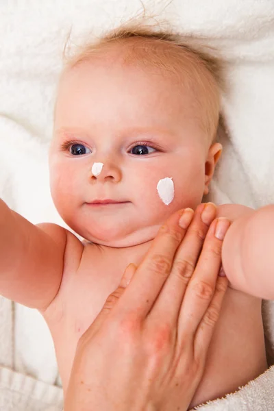 Madre creaming lindo bebé niña cara —  Fotos de Stock