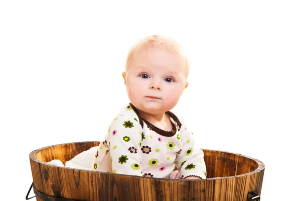 Niedliche Säugling Mädchen sitzt in Holzeimer — Stockfoto