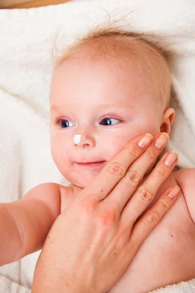 Matka creaming twarz cute dziewczyna dla niemowląt — Zdjęcie stockowe