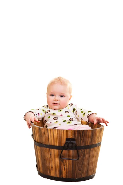 Söt spädbarn flicka sitter i trä hink — Stockfoto