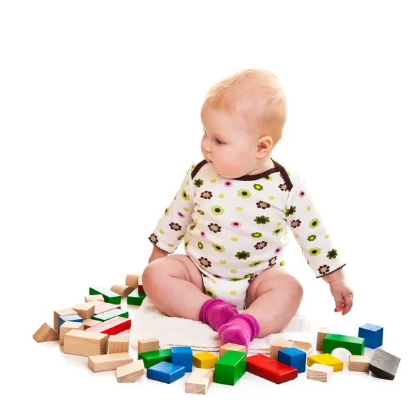 Ragazza neonata che gioca con mattoni da costruzione isolati su bianco — Foto Stock