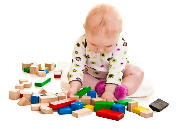 Säugling Mädchen spielt mit Bausteinen isoliert auf weiß — Stockfoto
