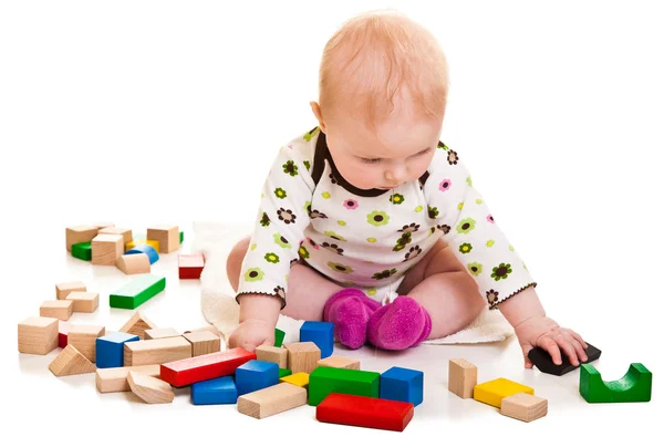 Baby meisje spelen met de bouw van bakstenen geïsoleerd op wit — Stockfoto