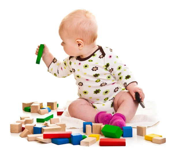Säugling Mädchen spielt mit Bausteinen isoliert auf weiß — Stockfoto