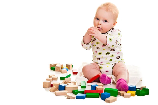 Menina infantil brincando com tijolos de construção isolados em branco — Fotografia de Stock