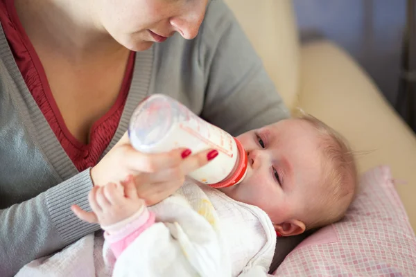 母は幼児の女の子、牛乳瓶に給餌 — ストック写真