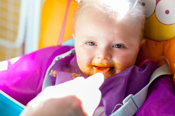 Infantil infeliz aprendiendo a comer alimentos sólidos —  Fotos de Stock